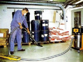 TRABAJADOR LIMPIEZA DERRAME